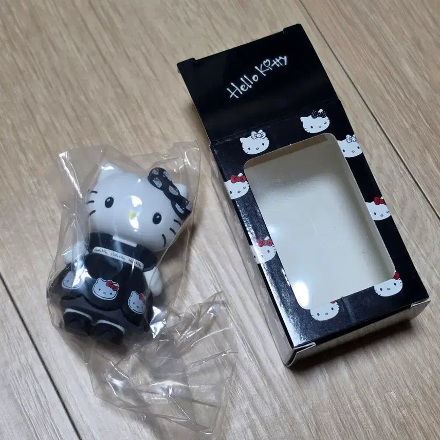 [BUNJANG] Hello Kitty Monokuro Birthday Figure / 키티 모노쿠로 생일 피규어