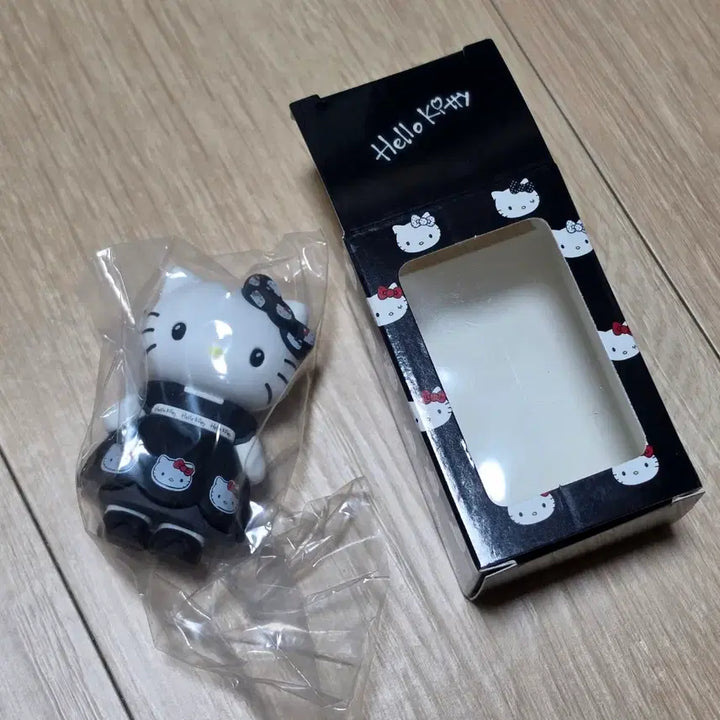 [BUNJANG] Hello Kitty Monokuro Birthday Figure / 키티 모노쿠로 생일 피규어
