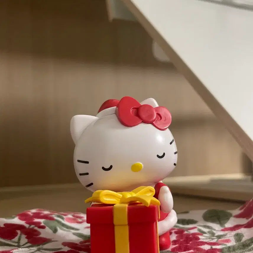 [BUNJANG] Tous Les Jours Hello Kitty Santa Figure / 뚜레쥬르 헬로키티 산타 피규어