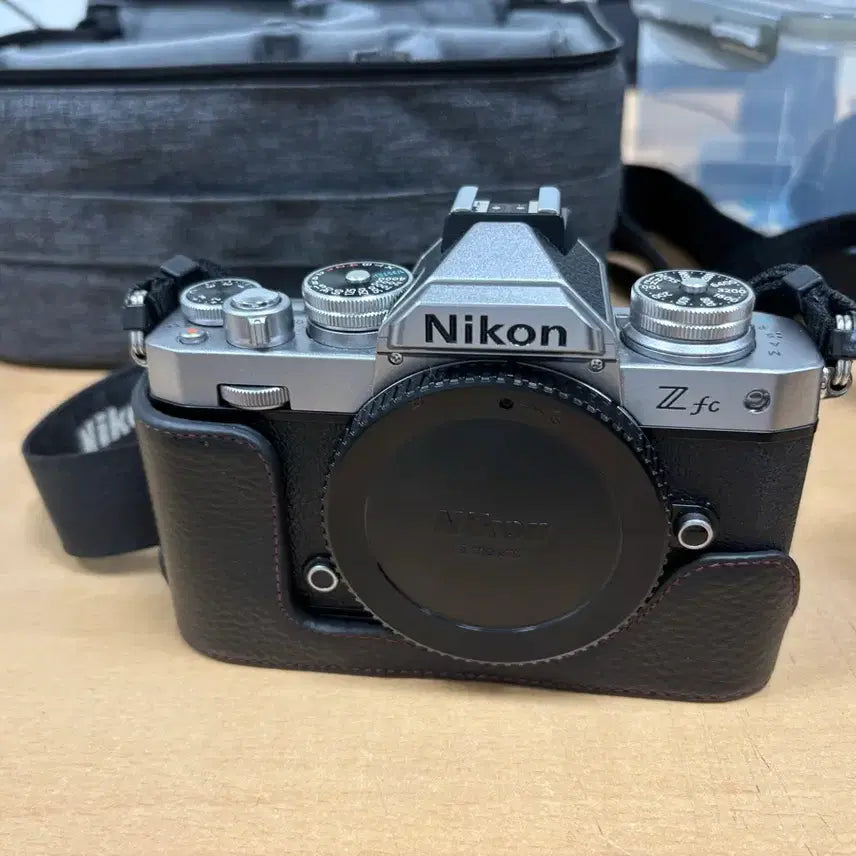 [BUNJANG] Nikon Z fc Silver Camera with Leather Case / 니콘 Z fc 실버 카메라 가죽 케이스 포함