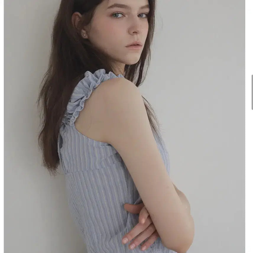 [BUNJANG] Twieve Ruahrd Frill Stripe Two-Way Blouse / 트위 루하드 프릴 스트라이프 투웨이 블라우스