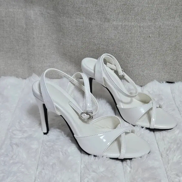 [SOLD OUT] 새상품 소보제화 화이트 샌들 225~230