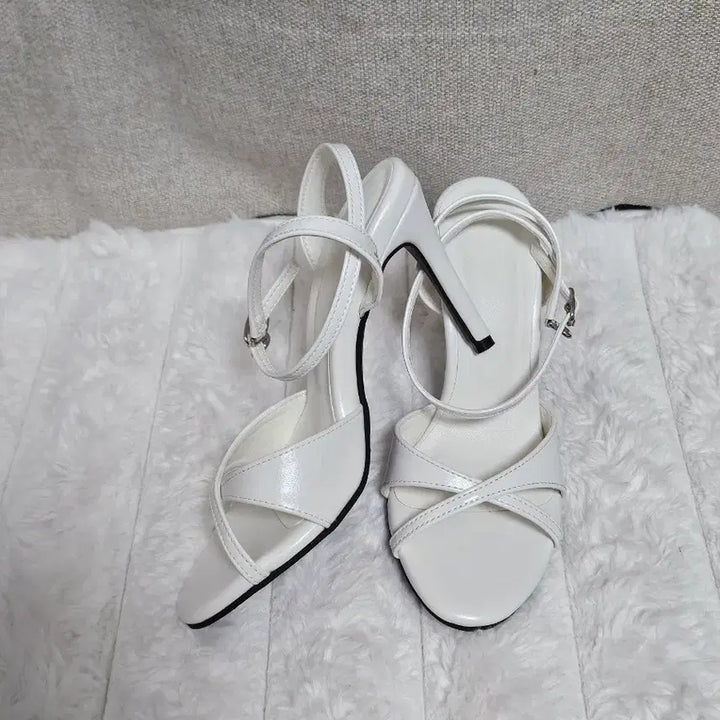 [SOLD OUT] 새상품 소보제화 화이트 샌들 225~230