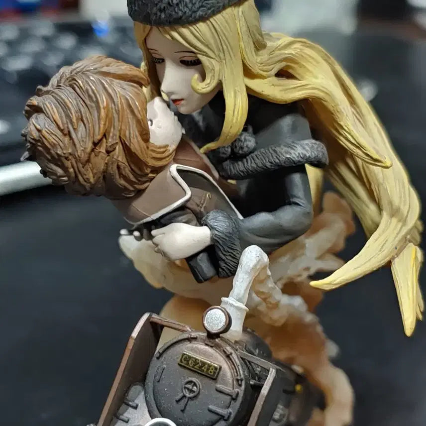 [BUNJANG] Galaxy Express 999 Metel Kiss Scene Figure (Unsealed) / 초상혁명 은하철도999 메텔 키스신
