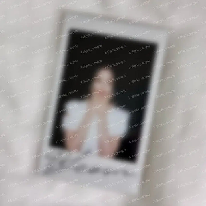 [BUNJANG] Izna Bang Ji-min Signed Polaroid Photocard (Music Video Outfit, Set The Tempo Lucky Draw) / 뮤비착) 이즈나 방지민 친필 싸인 폴라로이드ㅣ셋더템포 올리브영 럭드 싸폴