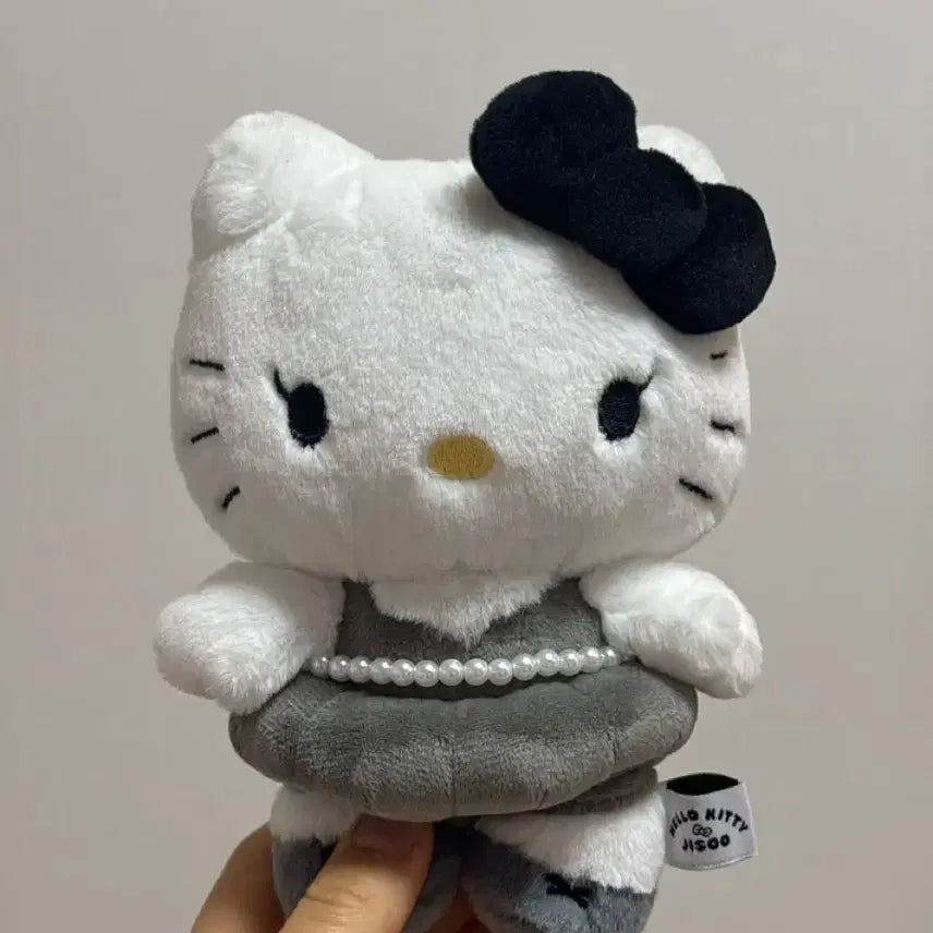 [SOLD OUT] (원가이하) 헬로키티 x 지수 콜라보 플러시 키링 블랙 그레이 인형