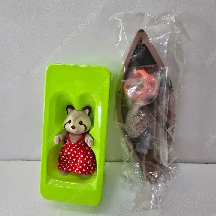 [BUNJANG] Sylvanian Families Raccoon Girl Boat / 실바니안 패밀리 너구리보트 소녀