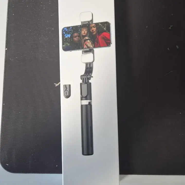 [BUNJANG] Smartphone Selfie Stick Tripod with Lighting / 스마트폰 셀카봉 삼각대 조명 포함