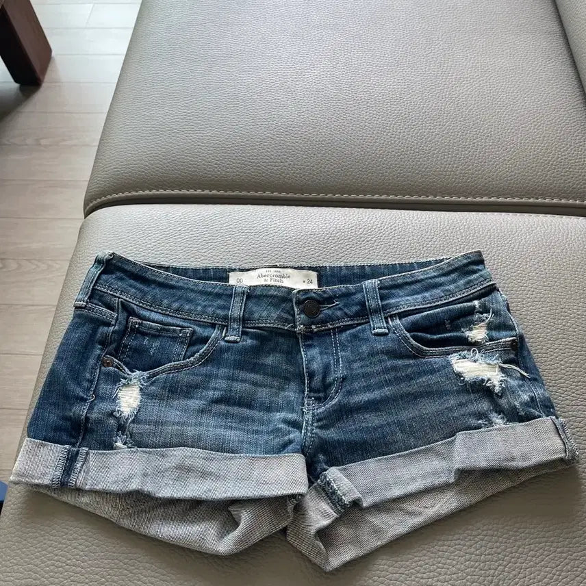 [BUNJANG] Abercrombie Rolled Hem Distressed Denim Shorts / 청반바지. 에버크롬비