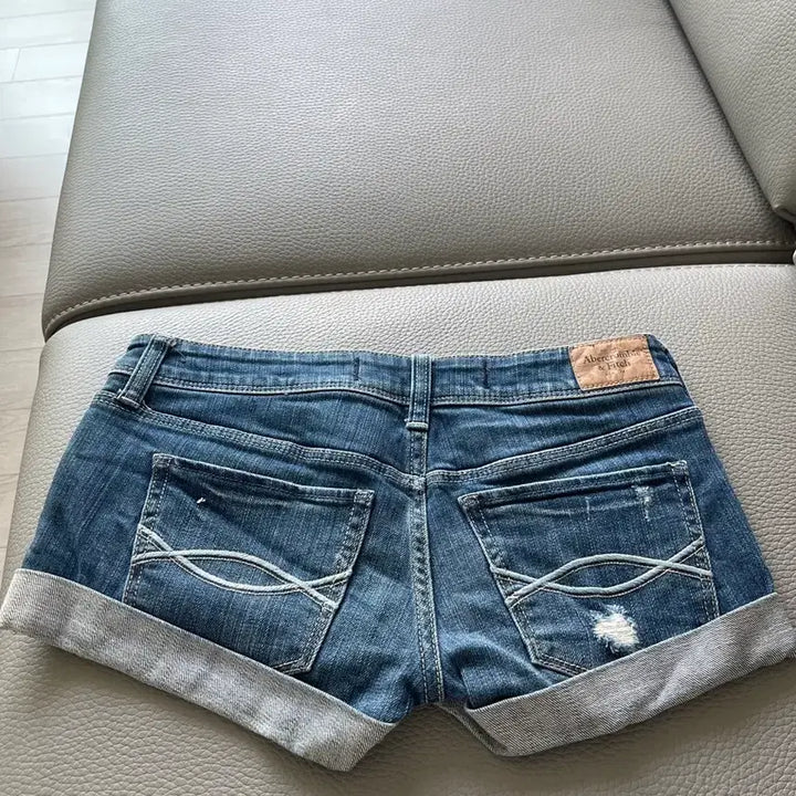 [BUNJANG] Abercrombie Rolled Hem Distressed Denim Shorts / 청반바지. 에버크롬비