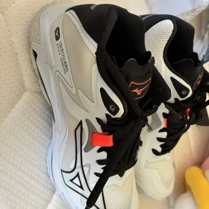 [BUNJANG] Mizuno Wave Lightning Z8 Mid Volleyball &amp; Badminton Shoes (235cm) / 미즈노 웨이브 라이트닝Z8 미드 배구화, 배드민턴화 235cm