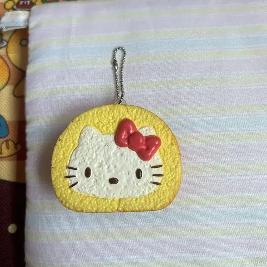 [SOLD OUT] 헬로키티 고전 스퀴즈 키링 케이크