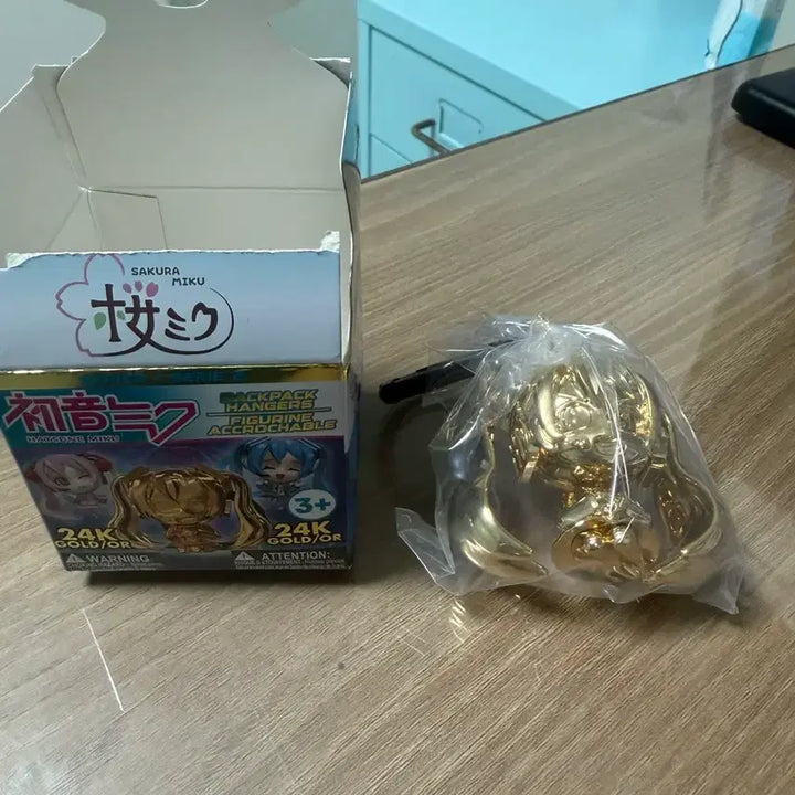 [BUNJANG] Hatsune Miku 24K Gold Version Figure / 단순개봉)하츠네미쿠 백행거 골드버전 팝니다!