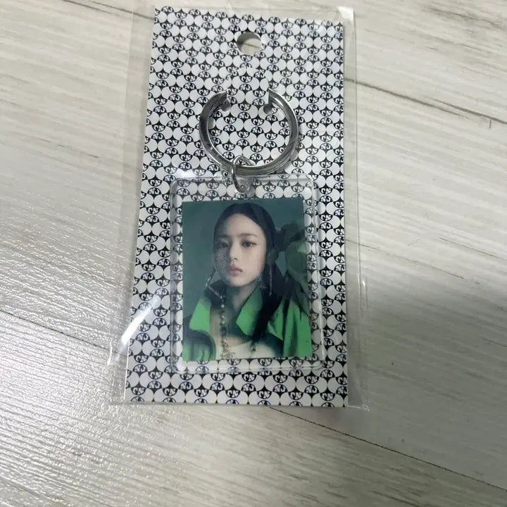 [BUNJANG] NewJeans Minji Acrylic Photo Keyring / 뉴진스 민지 아크릴 포토 키링