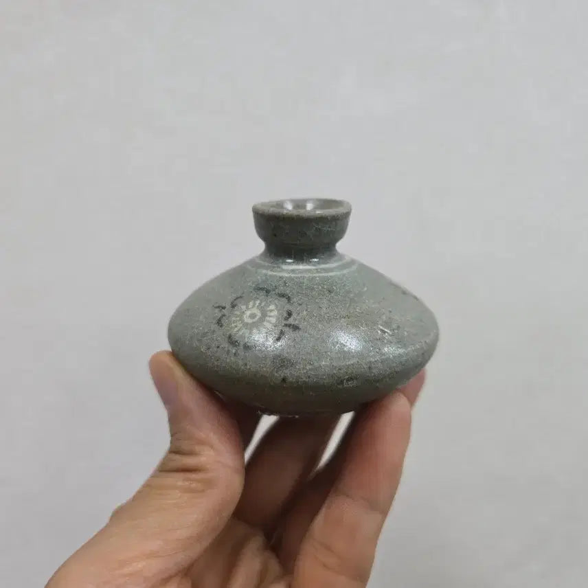 [BUNJANG] Antique Celadon White Black Inlaid Chrysanthemum Vase / 골동품 청자 흑백상감국화문 유병