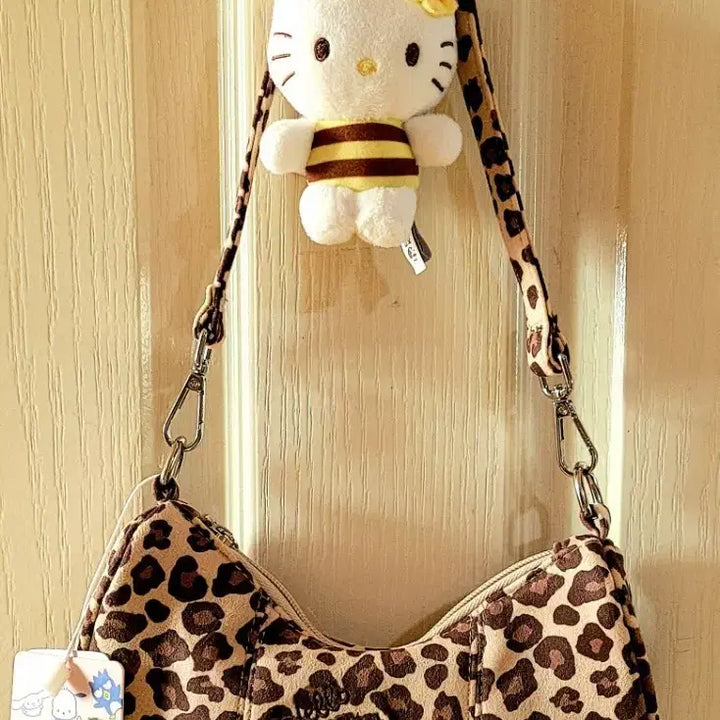 [BUNJANG] Sanrio Hello Kitty Leopard Pattern Hobo Bag with Bee Charm / 헬로키티 레오파드 패턴 숄더백 + 꿀벌 키링(새상품)