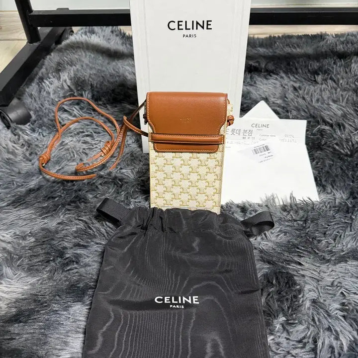 [BUNJANG] Celine Triomphe Canvas Flap Phone Holder Crossbody Bag (New) / !시세대비저렴펜디!셀린느 크로스백 손가방(새상품)