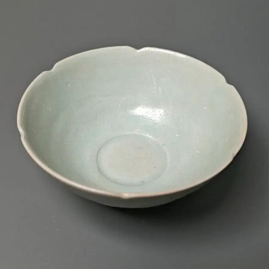 [BUNJANG] Late Qing Dynasty Longquan Celadon Plum Blossom Shaped Tea Bowl Chinese Porcelain Antique Collectible / [진품] 청나라 후기 용천요 매화형 다완 완 중국도자기 골동품 수집품