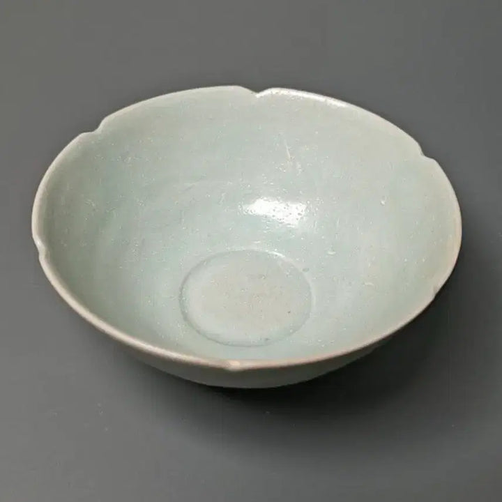 [BUNJANG] Late Qing Dynasty Longquan Celadon Plum Blossom Shaped Tea Bowl Chinese Porcelain Antique Collectible / [진품] 청나라 후기 용천요 매화형 다완 완 중국도자기 골동품 수집품