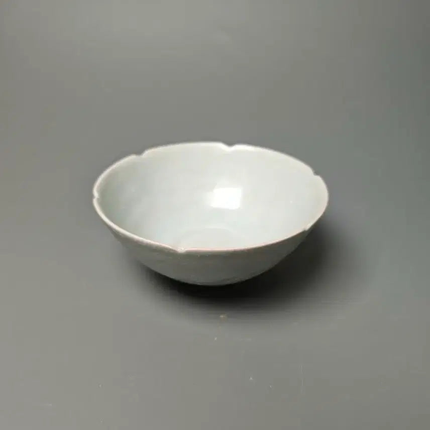[BUNJANG] Late Qing Dynasty Longquan Celadon Plum Blossom Shaped Tea Bowl Chinese Porcelain Antique Collectible / [진품] 청나라 후기 용천요 매화형 다완 완 중국도자기 골동품 수집품
