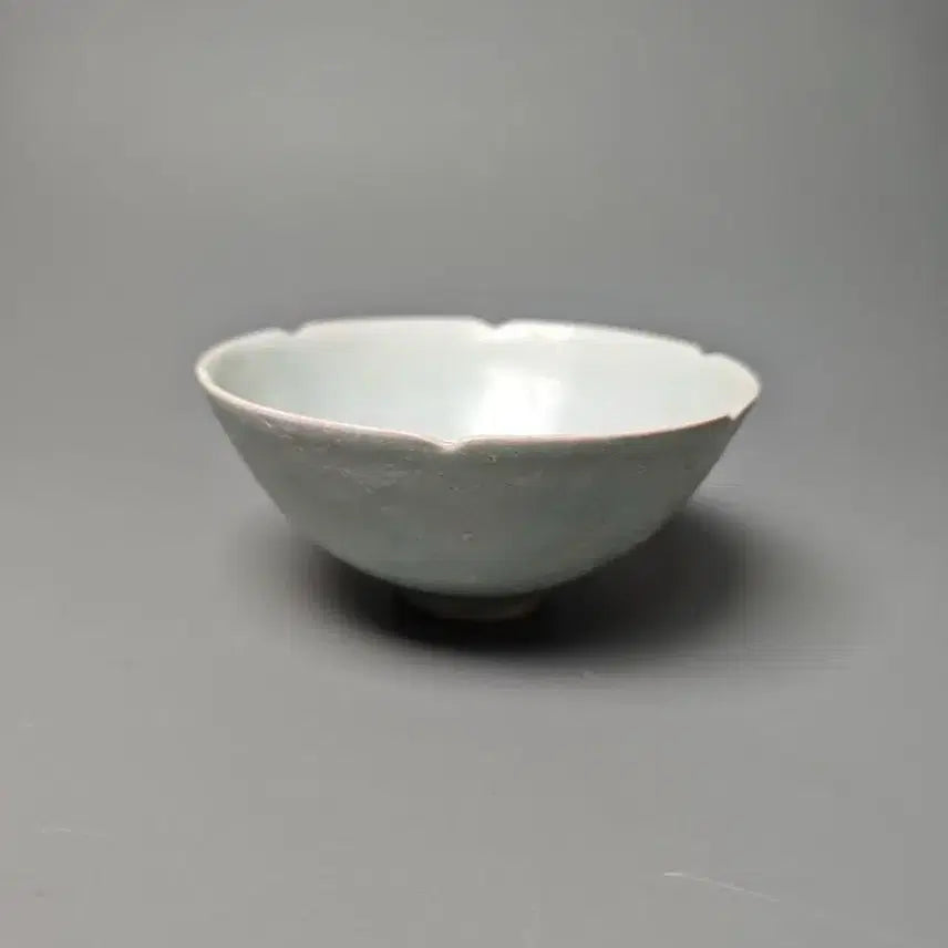 [BUNJANG] Late Qing Dynasty Longquan Celadon Plum Blossom Shaped Tea Bowl Chinese Porcelain Antique Collectible / [진품] 청나라 후기 용천요 매화형 다완 완 중국도자기 골동품 수집품