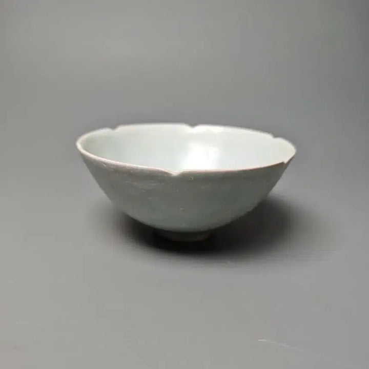 [BUNJANG] Late Qing Dynasty Longquan Celadon Plum Blossom Shaped Tea Bowl Chinese Porcelain Antique Collectible / [진품] 청나라 후기 용천요 매화형 다완 완 중국도자기 골동품 수집품