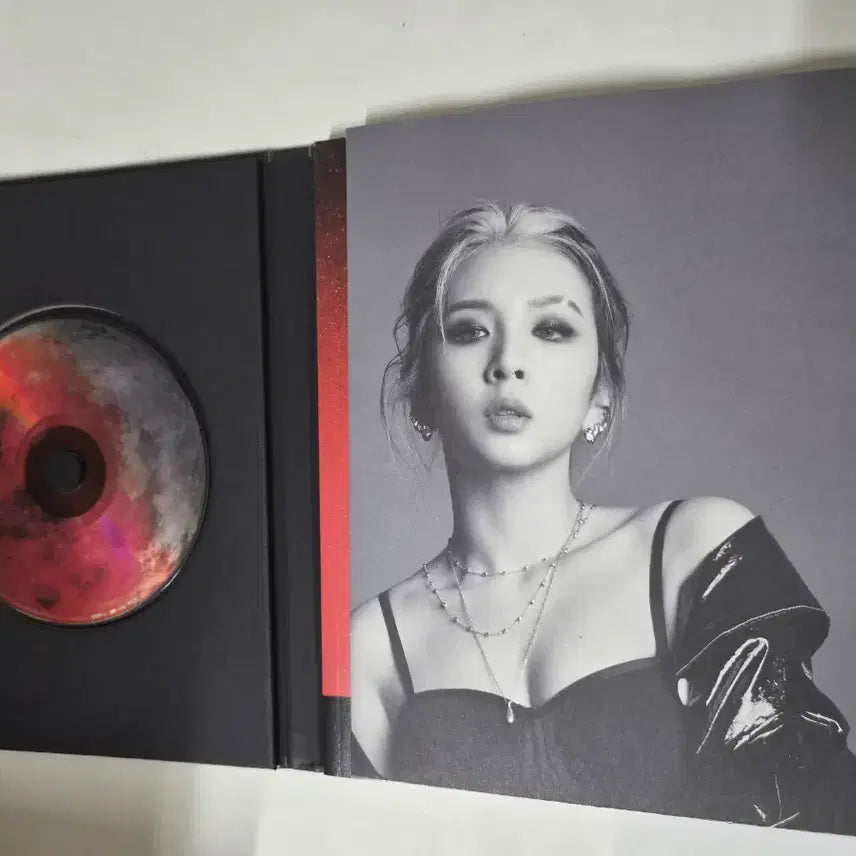 [BUNJANG] KARD RED MOON 4th Mini Album Signed CD / KARD RED MOON 4집 미니앨범 전원사인반cd 입니다