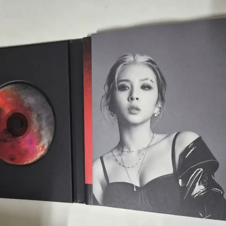 [BUNJANG] KARD RED MOON 4th Mini Album Signed CD / KARD RED MOON 4집 미니앨범 전원사인반cd 입니다