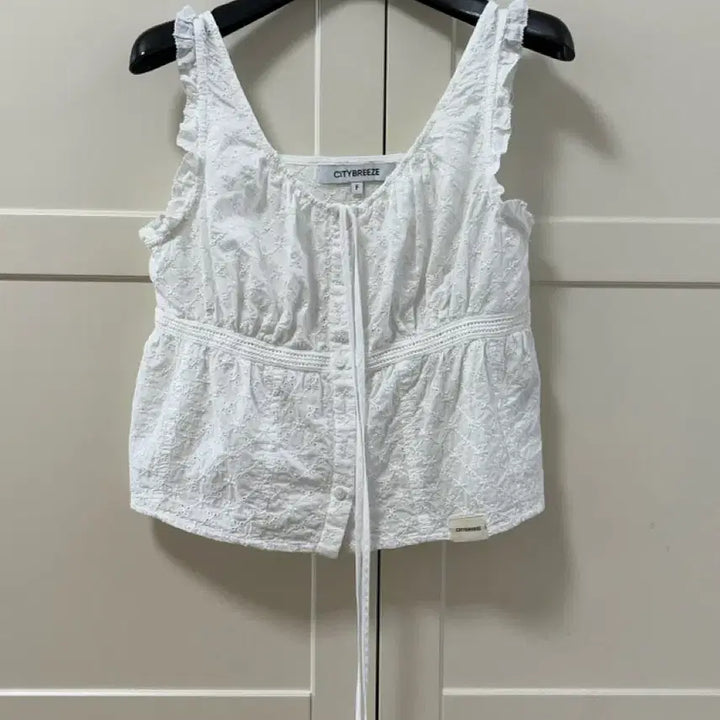 [BUNJANG] Citybreeze Lace Sleeveless Blouse White Crop Top / 시티브리즈 레이스 슬리브리스 블라우스 나시 흰색 크롭티