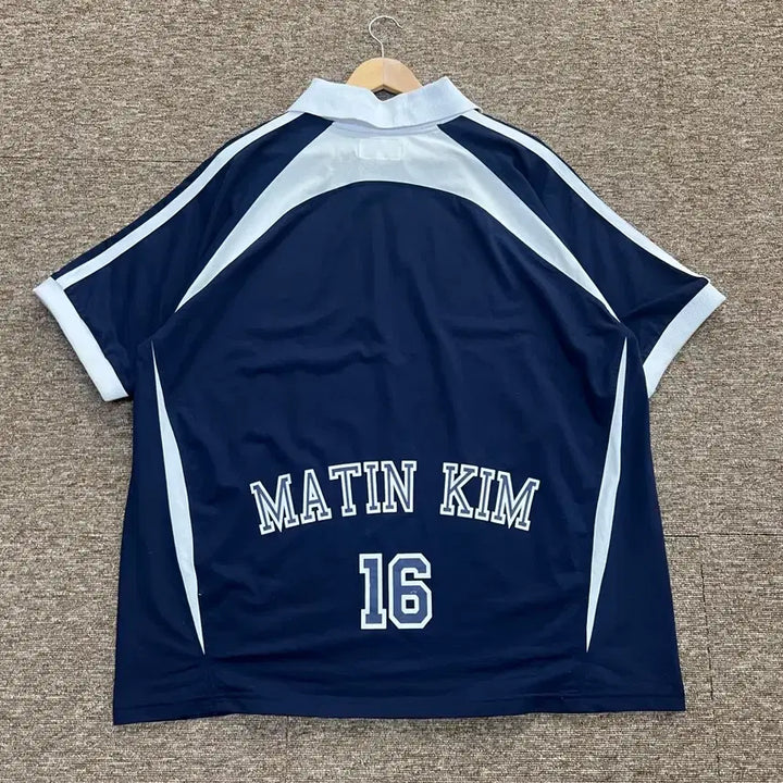 [BUNJANG] Matinkim Navy Lettering Short Sleeve Polo Shirt / 마뗑킴 네이비 레터링 반팔 카라티 Free