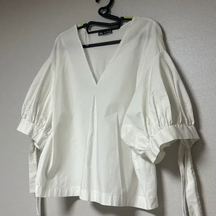 [BUNJANG] Zara Puff V-Neck Blouse / 자라 퍼프 브이넥 블라우스