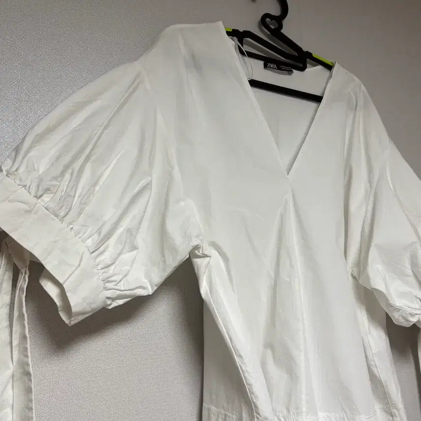 [BUNJANG] Zara Puff V-Neck Blouse / 자라 퍼프 브이넥 블라우스