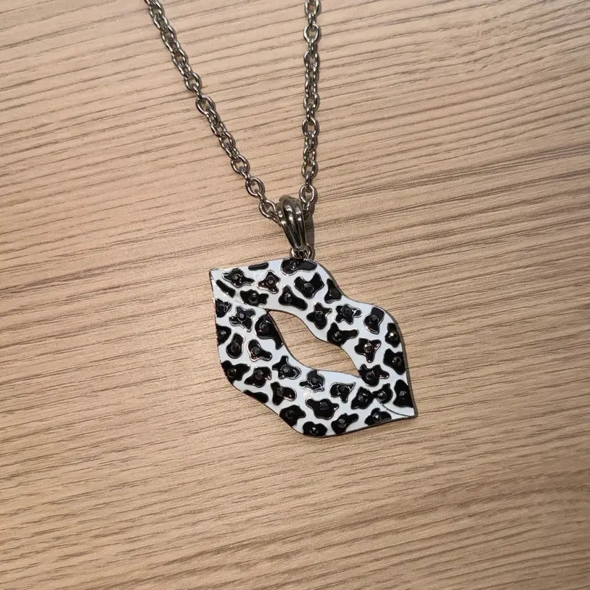 [BUNJANG] Y2K Oneul Gyaru Leopard Cubic Lip Necklace / (새상품) y2k 오네 갸루 레오파드 큐빅 입술 목걸이