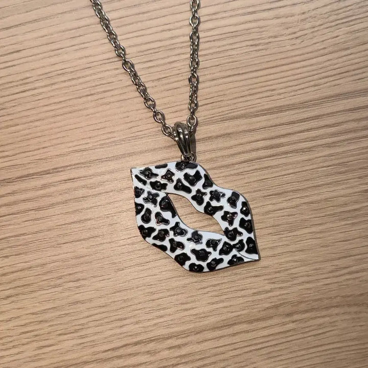 [BUNJANG] Y2K Oneul Gyaru Leopard Cubic Lip Necklace / (새상품) y2k 오네 갸루 레오파드 큐빅 입술 목걸이