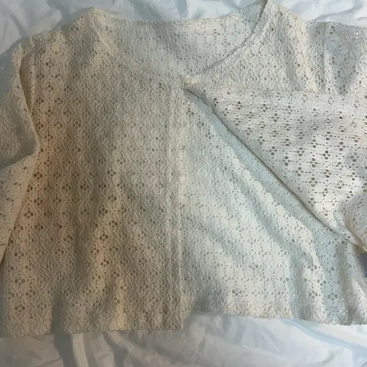 [SOLD OUT] 아이보리 펀칭 가디건