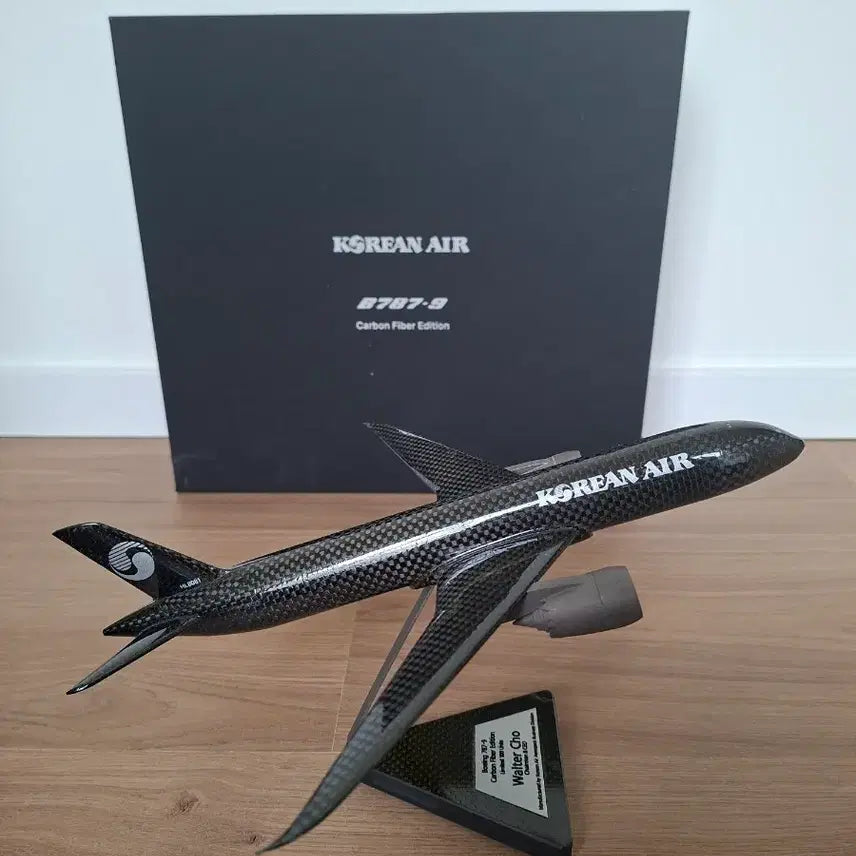 [BUNJANG] Korean Air Boeing 787-9 Aircraft Model 1:200 HL8081 Carbon Fiber Limited Edition / (희귀템)대한항공  보잉 787-9 항공기모형 1:200 HL8081