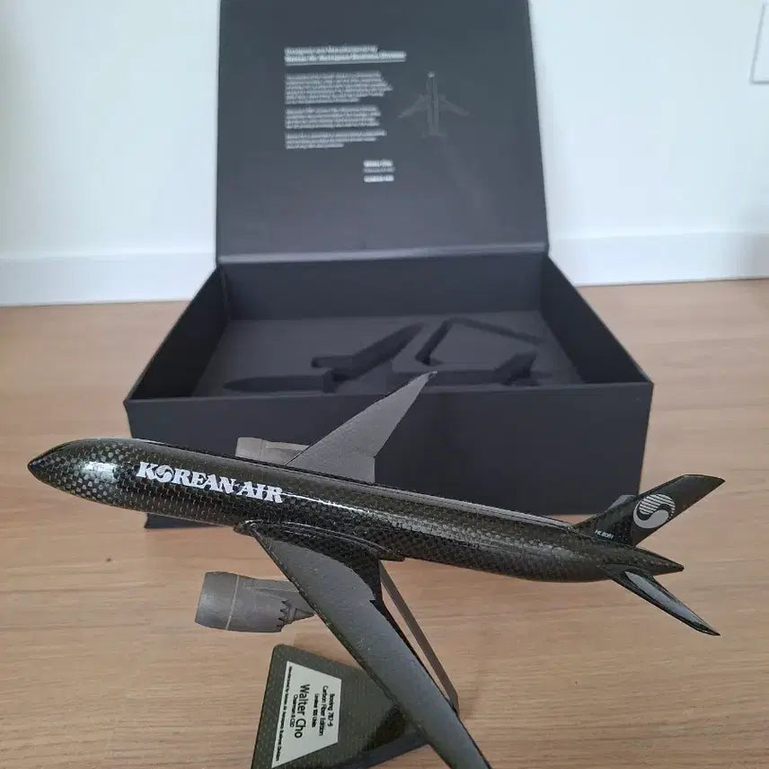 [BUNJANG] Korean Air Boeing 787-9 Aircraft Model 1:200 HL8081 Carbon Fiber Limited Edition / (희귀템)대한항공  보잉 787-9 항공기모형 1:200 HL8081