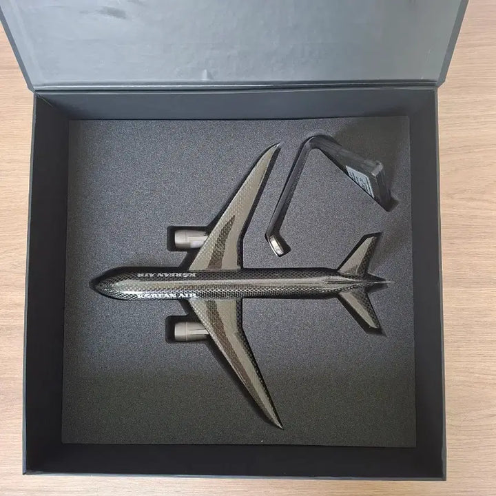 [BUNJANG] Korean Air Boeing 787-9 Aircraft Model 1:200 HL8081 Carbon Fiber Limited Edition / (희귀템)대한항공  보잉 787-9 항공기모형 1:200 HL8081