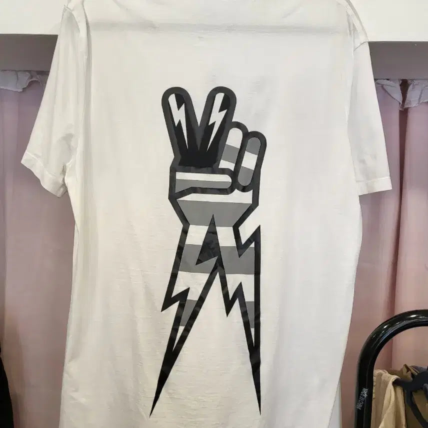 [SOLD OUT] 닐바렛 번개 손 반팔 티셔츠 화이트