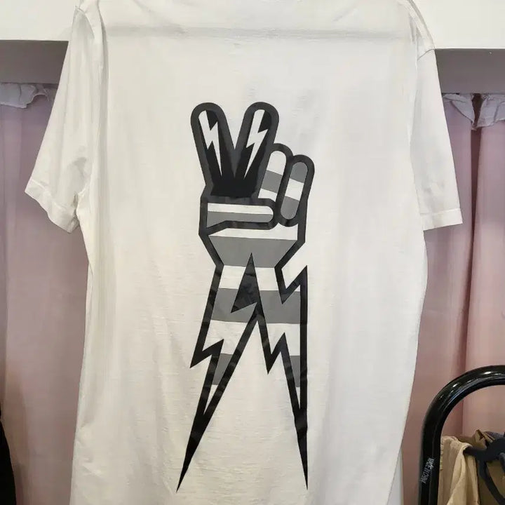 [SOLD OUT] 닐바렛 번개 손 반팔 티셔츠 화이트