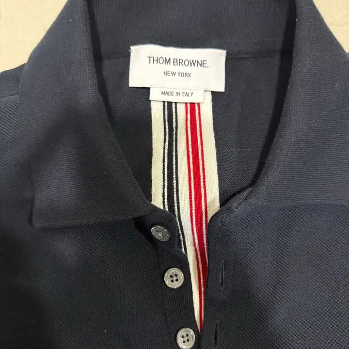 [BUNJANG] Thom Browne 26SS Back Tricolor Stripe Collar T-Shirt Navy Size 3 / [당일출고,3사이즈] 새상품급 26SS 톰브라운 백삼선 카라티