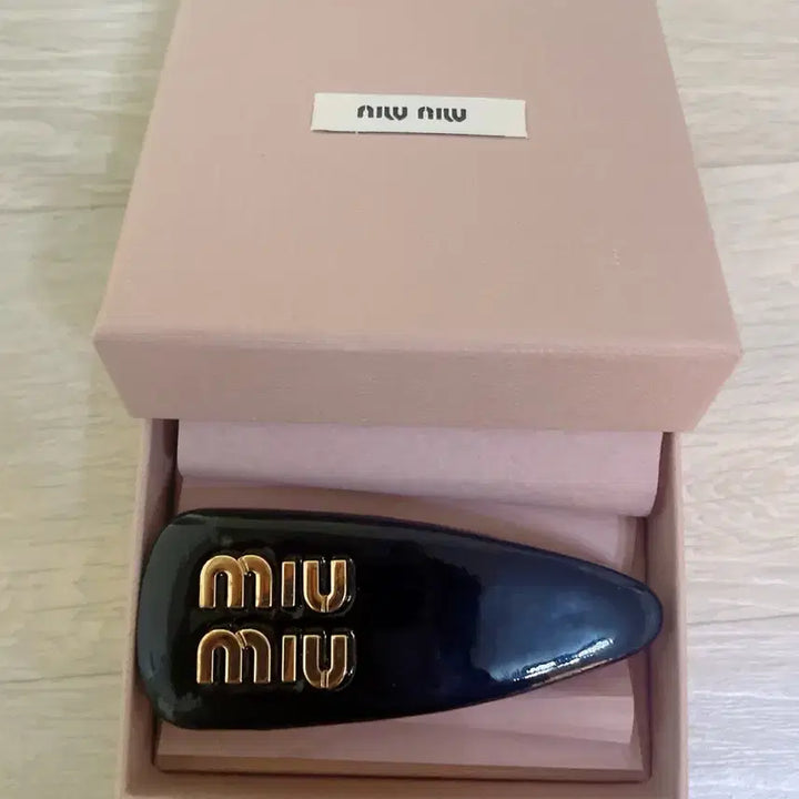 [BUNJANG] Miu Miu Logo Hairpin Black / 새상품 미우미우 헤어핀 블랙