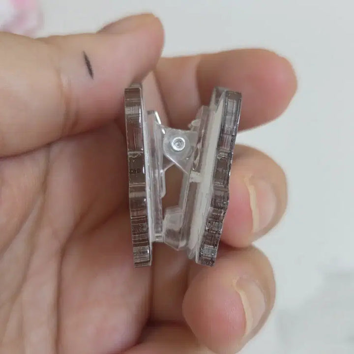 [BUNJANG] Sanrio Hello Kitty Random Acrylic Clip / 산리오 키티 랜덤 아크릴 집게