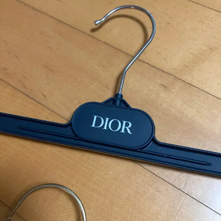[BUNJANG] Dior Valentino Luxury Hanger Set with Clips / 디올옷걸이 발렌티노 옷걸이 명품옷걸이 집게 바지옷걸이