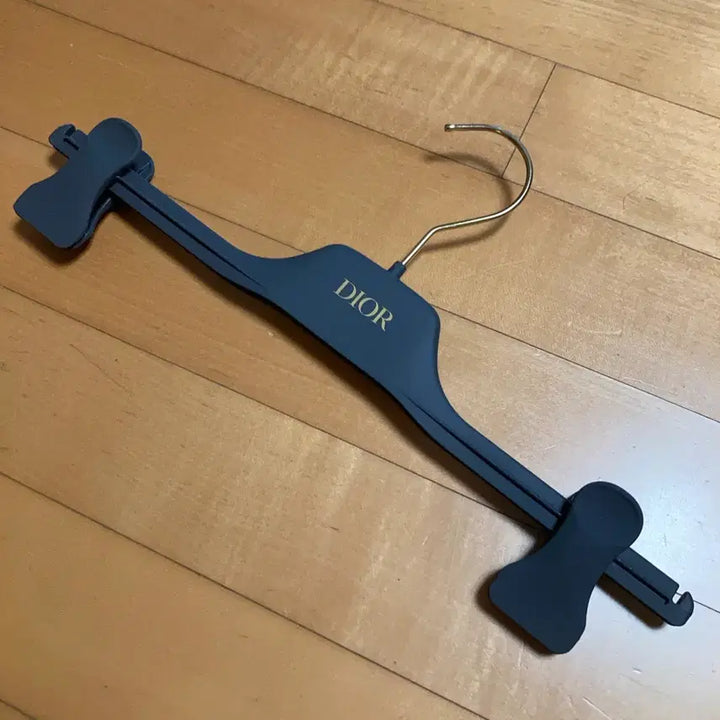 [BUNJANG] Dior Valentino Luxury Hanger Set with Clips / 디올옷걸이 발렌티노 옷걸이 명품옷걸이 집게 바지옷걸이