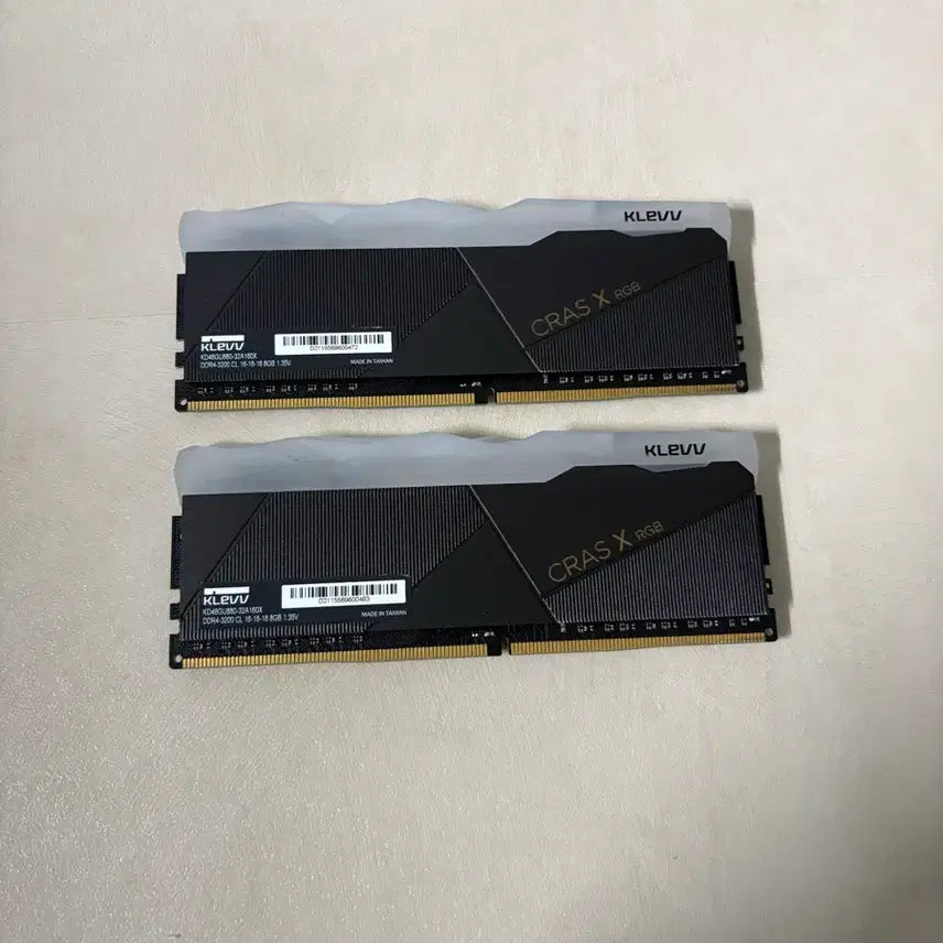 [SOLD OUT] KLEVV DDR4 3200 8G램 두장 총 16GB 판매합니다