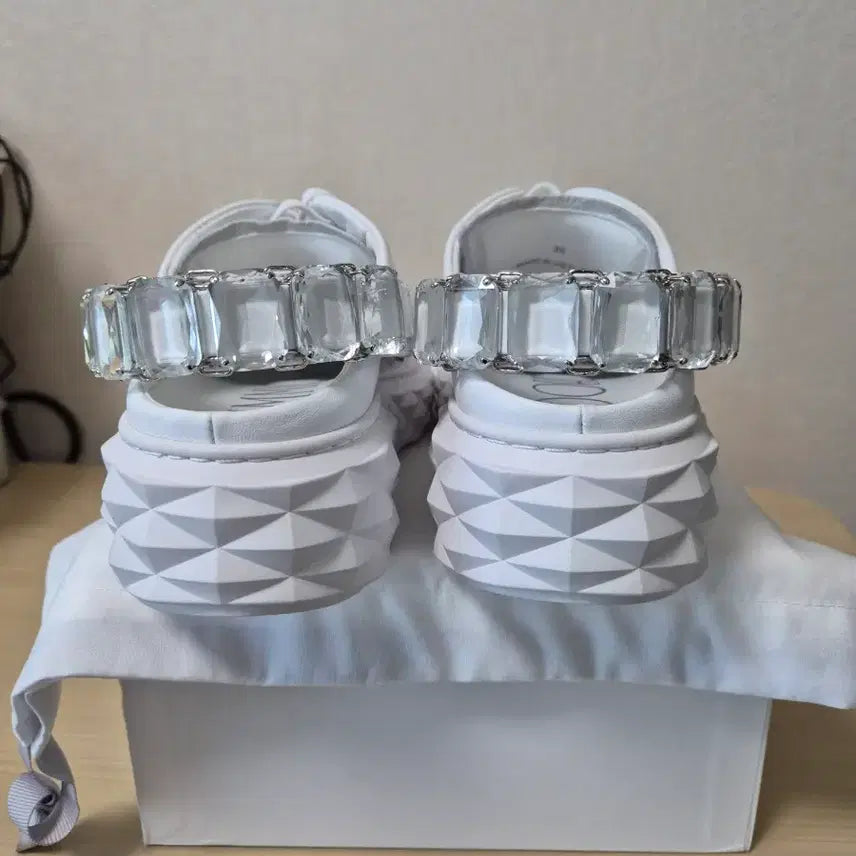 [BUNJANG] Jimmy Choo Diamond Sling Sneakers White Leather / 지미추 다이아몬드 슬링 스니커즈