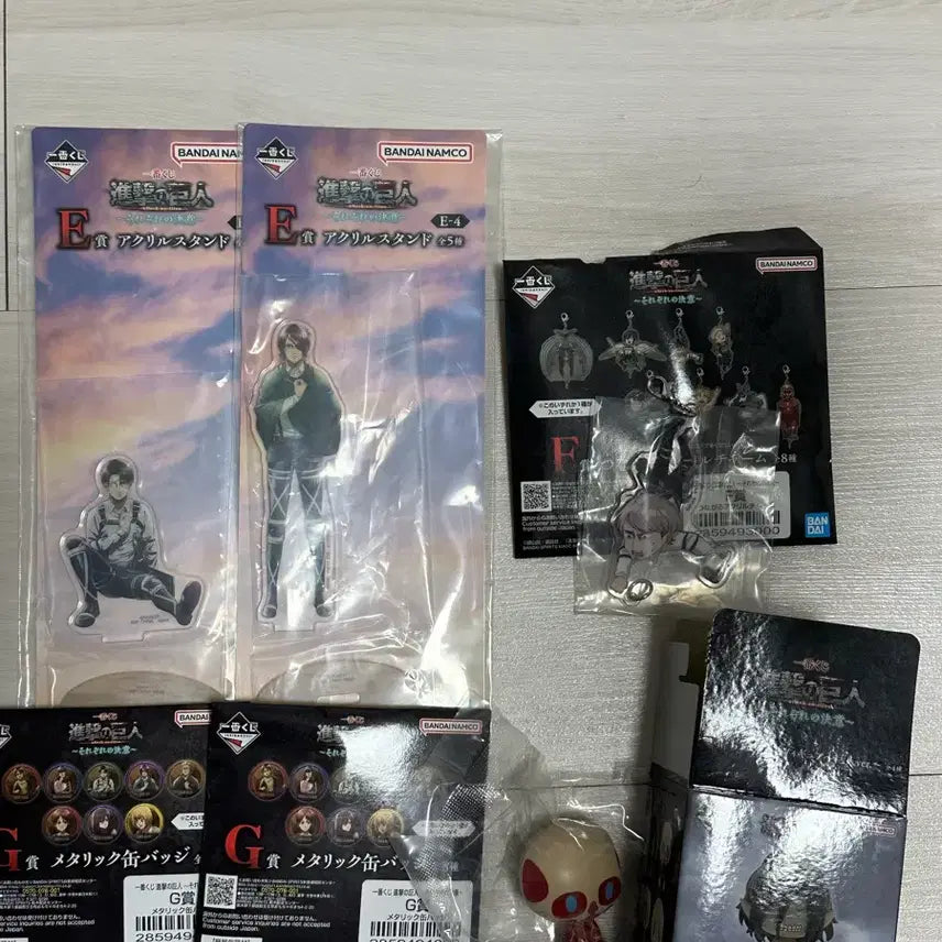 [BUNJANG] Attack on Titan Levi &amp; Hange Oversized ChoconoCo Acrylic Stand &amp; Metallic Can Badge Set / 진격거 리바이 한지 e상 초대형 초코노코 하위상 두개