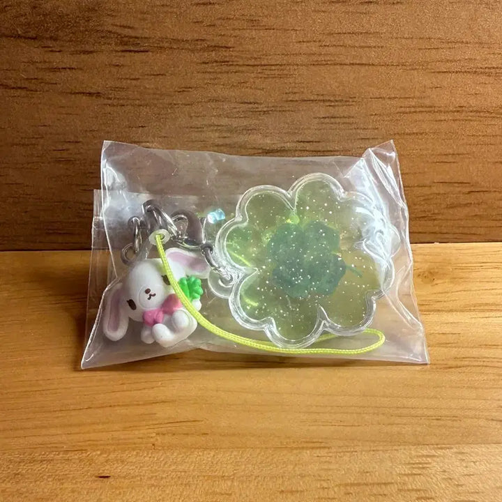 [SOLD OUT] 산리오 헤이세이 시리즈 클로버 키링[시로우사]