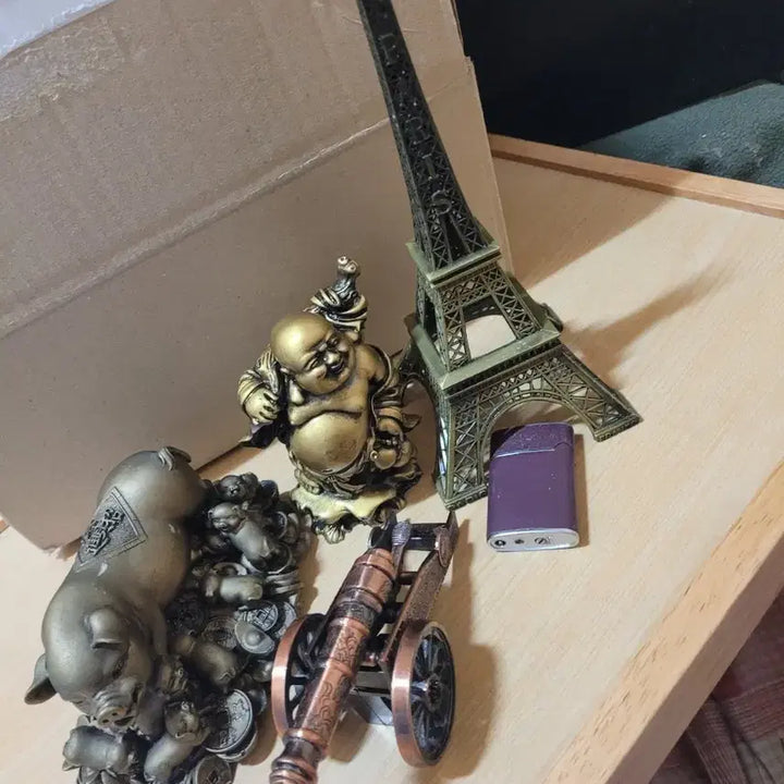 [BUNJANG] Vintage Eiffel Tower Miniature Coin Purse Pig Cannon Lighter / 빈티지 에펠탑 미니어처 복주머니 돼지 대포 모형 라이터